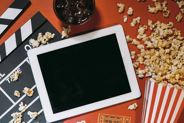 Boş dijital tablet, patlamış mısır, film şeridi, sinema ve film online Akış kavramı