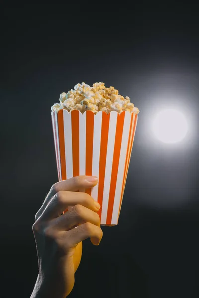 Hand Met Popcorn Gestreepte Emmer Geïsoleerd Film — Stockfoto