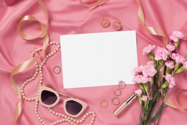 Farklı kadın aksesuarları pembe kumaş üzerine. Sanat için alay. Yukarıdan görüntülemek. 