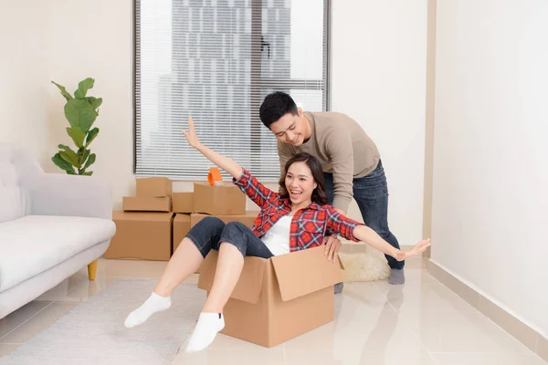 Jovem Casal Mudando Para Novo Apartamento Juntos Realocação — Fotografia de Stock