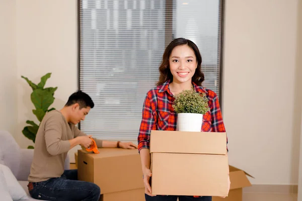 Young Couple Moving New Apartment Together Relocation — Stock Photo, Image