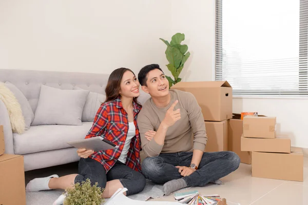 Feliz Joven Pareja Sentada Suelo Una Casa Nueva Con Cajas —  Fotos de Stock