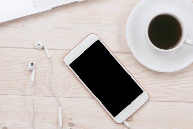 çalışma alanı ile kahve fincan, tablet pc ve Not kağıt üzerinde eski ahşap tablo
