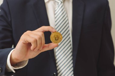 Bitcoin erkek elinde, yakın çekim 