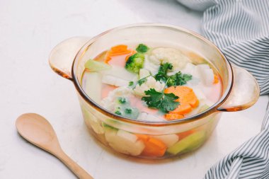 sağlıklı ve taze sebze salata hazırladı.