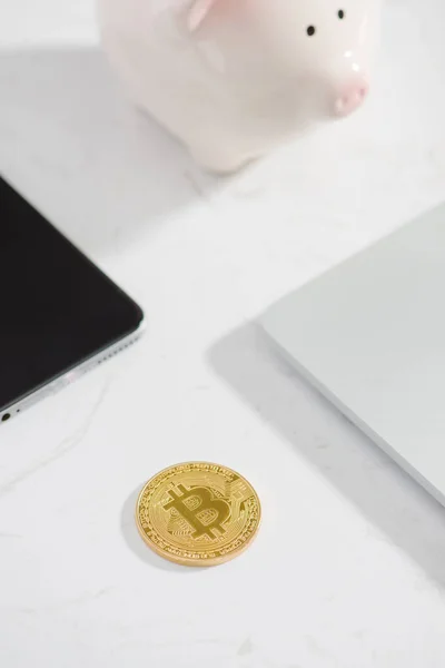 Збір Золоті Bitcoin Скарбничку Офісному Столі Концепція Електронну Валюту Bitcoin — стокове фото