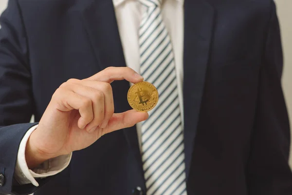Primer Plano Bitcoin Mano Masculina — Foto de Stock