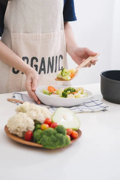 Kobieta Kuchni Gotowania Warzywa Wymieszać Patelni Degustacja — Zdjęcie stockowe