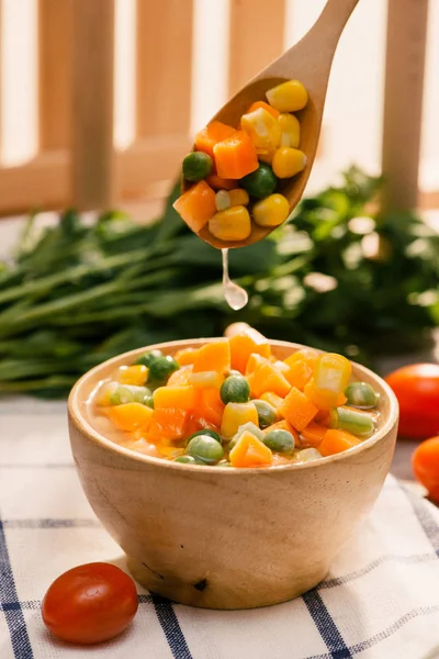 Cuchara Verduras Jóvenes Recién Cosechadas Vapor Incluyendo Zanahorias Guisantes Patatas — Foto de Stock