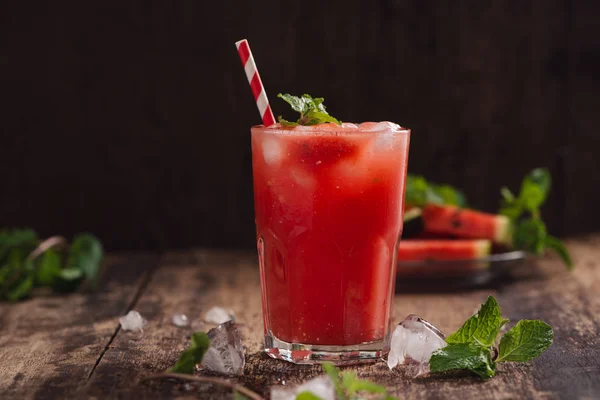 Refrescante Jugo Sandía Verano Vasos Con Rodajas Sandía —  Fotos de Stock