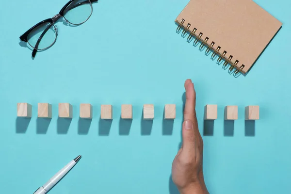 Adamı Durdurmak Domino Sürekli Devrildi — Stok fotoğraf