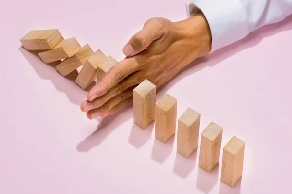 Ręka Biznesmen Stop Domino Ciągłego Obalony — Zdjęcie stockowe