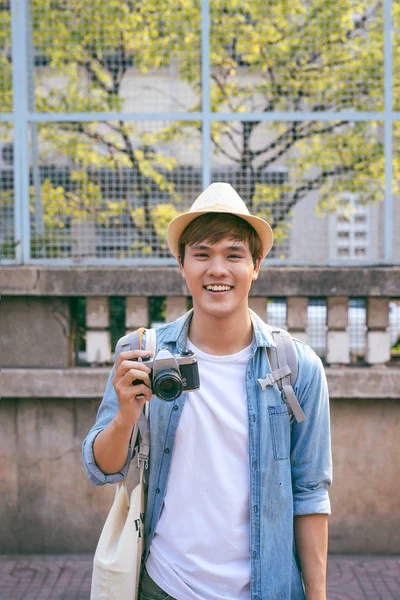 Gostar Viajar Jovem Sorrindo Homem Com Mochila Segurando Câmera Rua — Fotografia de Stock