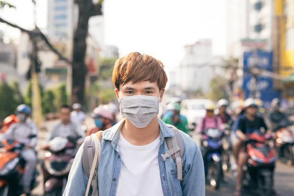 Jovem Homem Asiático Que Vive Cidade Com Poluído — Fotografia de Stock