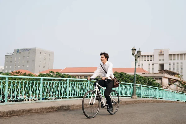 Образ Жизни Транспорт Концепция Людей Молодой Человек Наушниками Велосипеде Улице — стоковое фото