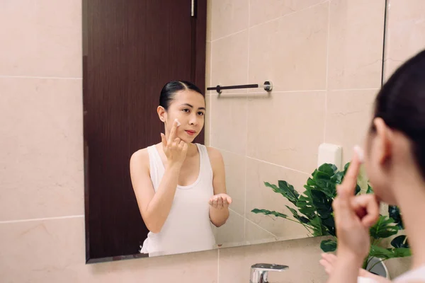 Mujer Lavándose Cara Con Limpiador Espuma Por Mañana — Foto de Stock