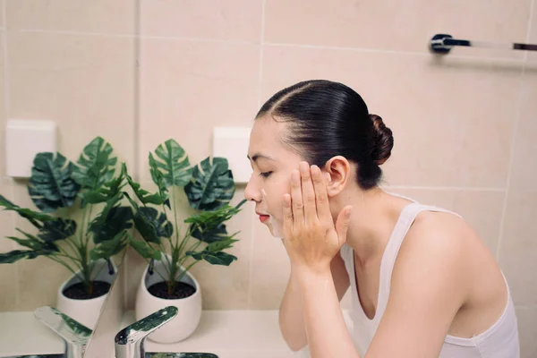 Mujer Feliz Limpia Piel Con Espuma Baño — Foto de Stock