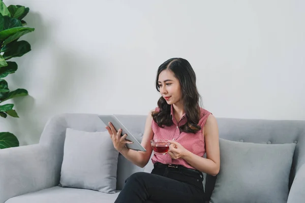 Asiatische Frau Auf Der Couch Hause Beim Online Shopping Bequem — Stockfoto