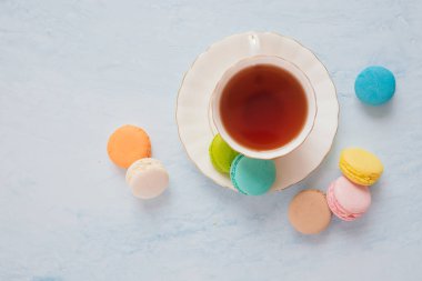 Fransızca macaroons çay bardağı beyaz tablo, üstten görünüm ile renk