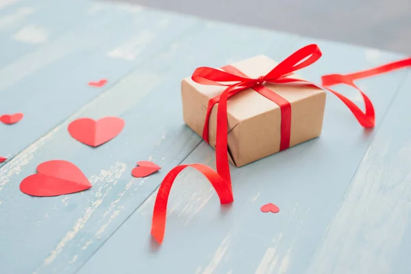 День Святого Валентина Подарочная Коробка Красная Бумага Сердца Синем Деревянном — стоковое фото