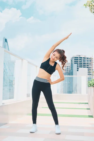 Joven Mujer Asiática Ropa Deportiva Haciendo Deportes Aire Libre — Foto de Stock