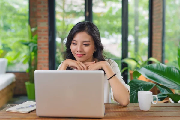 Mutlu Genç Güzel Kadın Laptop Kullanıyor, İçerde