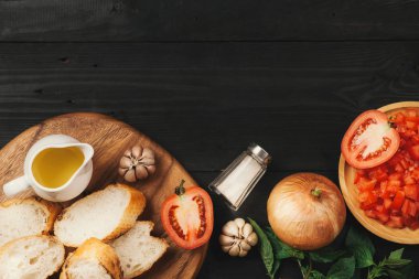 Lezzetli İtalyan domates bruschetta Doğranmış sebzeler, otlar ve yağ ile hazırlama