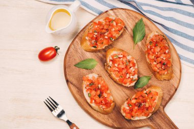 Basit İtalyan iştah açıcı bruschetta ahşap masa üzerinde domates ile