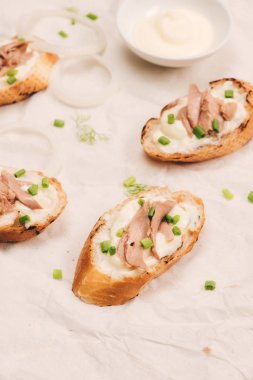 İtalyan mutfağı. Bruschetta ton balığı, soğan ve mayonez ile.