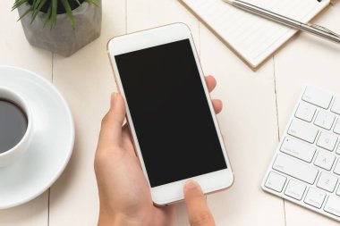 Akıllı telefon boş ekran ile elinde tutan bir kadın Close-up
