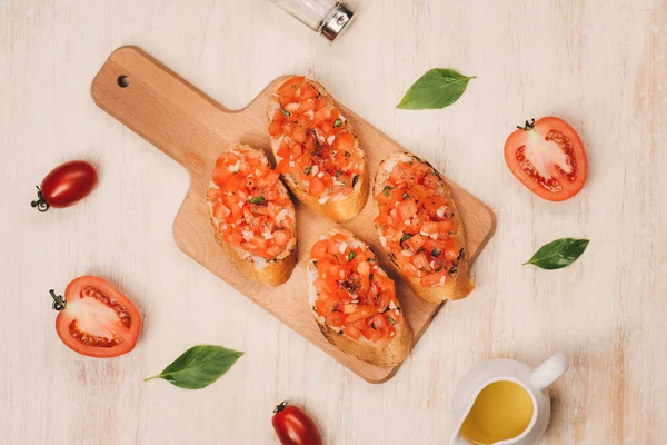 Bruschetta Italiana Com Tomate Assado Queijo Mussarela Ervas Uma Tábua — Fotografia de Stock