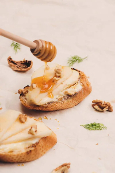 Předkrm Bruschetta Jablko Med Vlašské Ořechy Selektivní Ostření — Stock fotografie