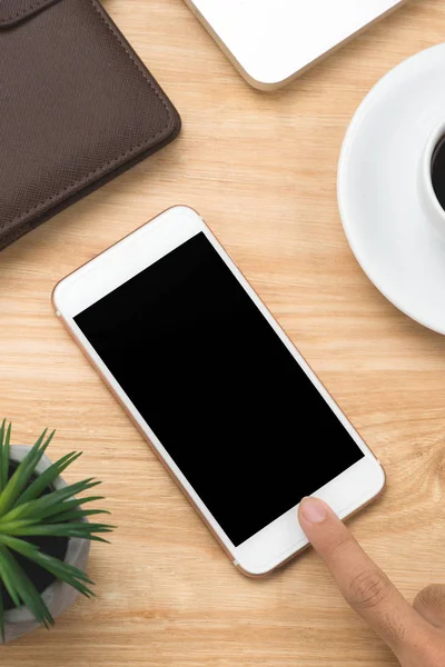 Ansicht Von Oben Menschen Nutzen Das Mobiltelefon Als Leeren Bildschirm — Stockfoto