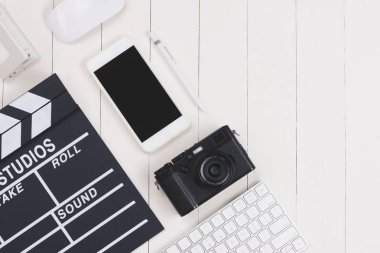 Film yönetmen Resepsiyon film clapper tahtada beyaz tahta arka plan ile. Kopya alanı ile üstten görünüm