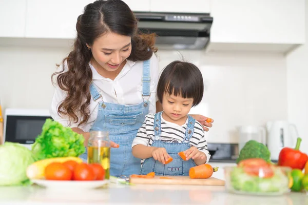 Mother Her Daughter Preparing Lunch Kitchen Enjoying Together — Stock Photo, Image