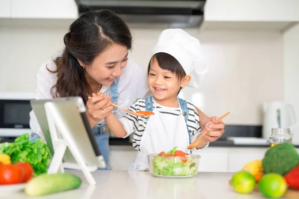 Mother Her Daughter Preparing Lunch Kitchen Enjoying Together — Stock Photo, Image