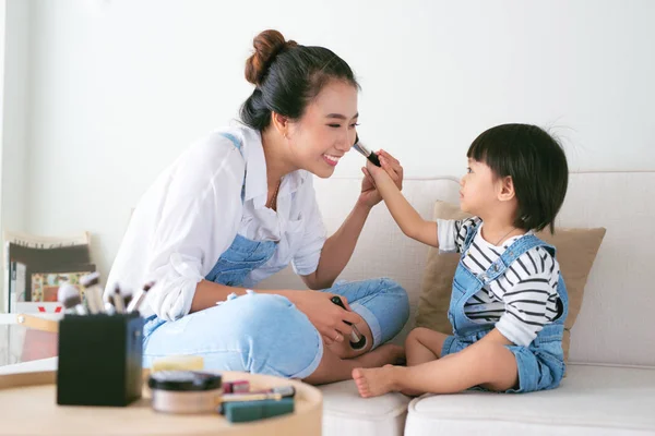 Linda Niña Hermosa Madre Están Haciendo Maquillaje Mientras Están Sentados —  Fotos de Stock