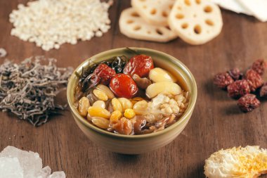 Çeşitli Vietnamca tatlı: Lotus ayak, beyaz jöle mantar, deniz yosunu ve hünnap şurup