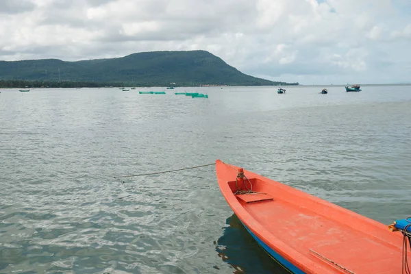 balıkçı gemisi limanda palamarla ön yüzü