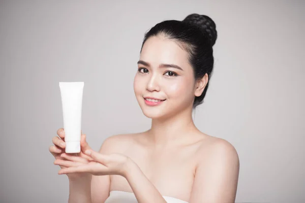 Concepto Belleza Asiática Bonita Mujer Con Perfecta Piel Celebración Botella —  Fotos de Stock