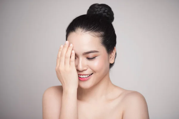 Happy Usmívající Krásné Asijské Žena Dotýká Její Tvář — Stock fotografie