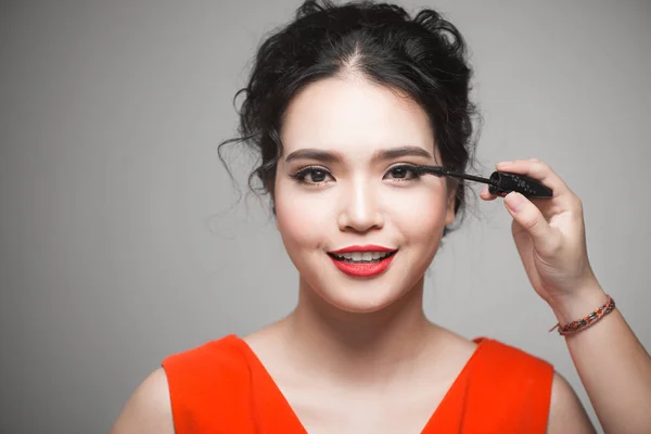 Bonita Jovem Mulher Asiática Fazendo Maquiagem Usando Rímel Suas Pestanas — Fotografia de Stock