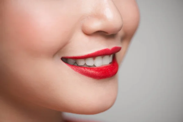 美しい完璧な赤い唇のクローズ アップ 選択と集中 — ストック写真