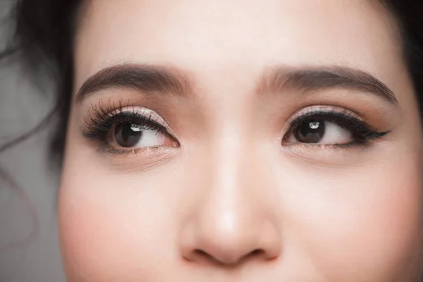 Güzel Asyalı Kadın Gözü Ile Uzun Kirpiklerini Closeup Çekim — Stok fotoğraf