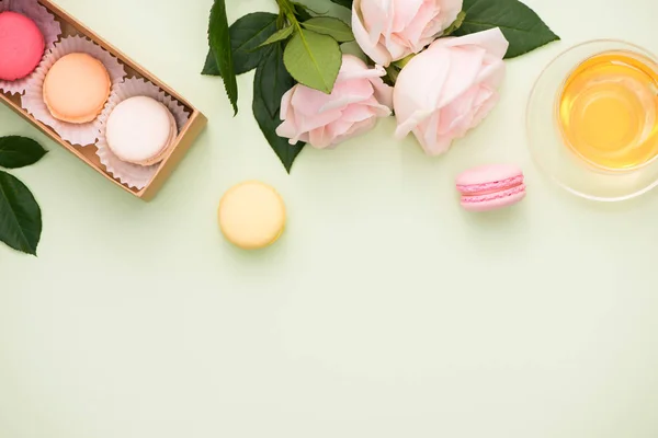 Bunte Makronen Und Rosenblüten Mit Geschenkbox Auf Holztisch Süße Macarons — Stockfoto
