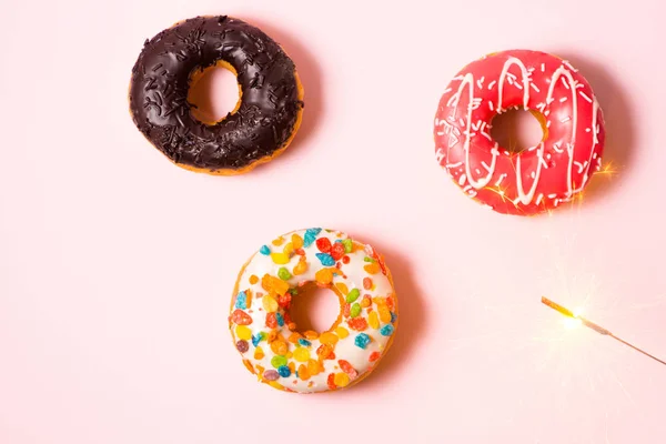 Köstliche Donuts Zum Geburtstag Auf Pastellrosa Hintergrund — Stockfoto