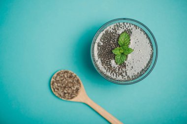 Su bir bardak fincan sağlıklı chia tohum ve kaşık ile. Metin alanı.