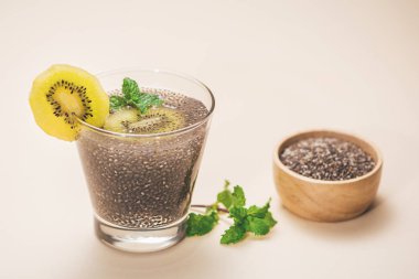 Chia tohum içecek su şeffaf cam ile seçici odak dilim kivi