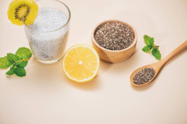 Chia puding cam ile sağlıklı kahvaltı