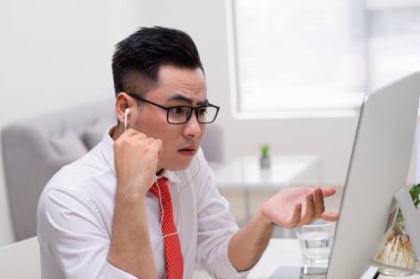 Office istemci için kulaklık telefonla konuşurken mimar